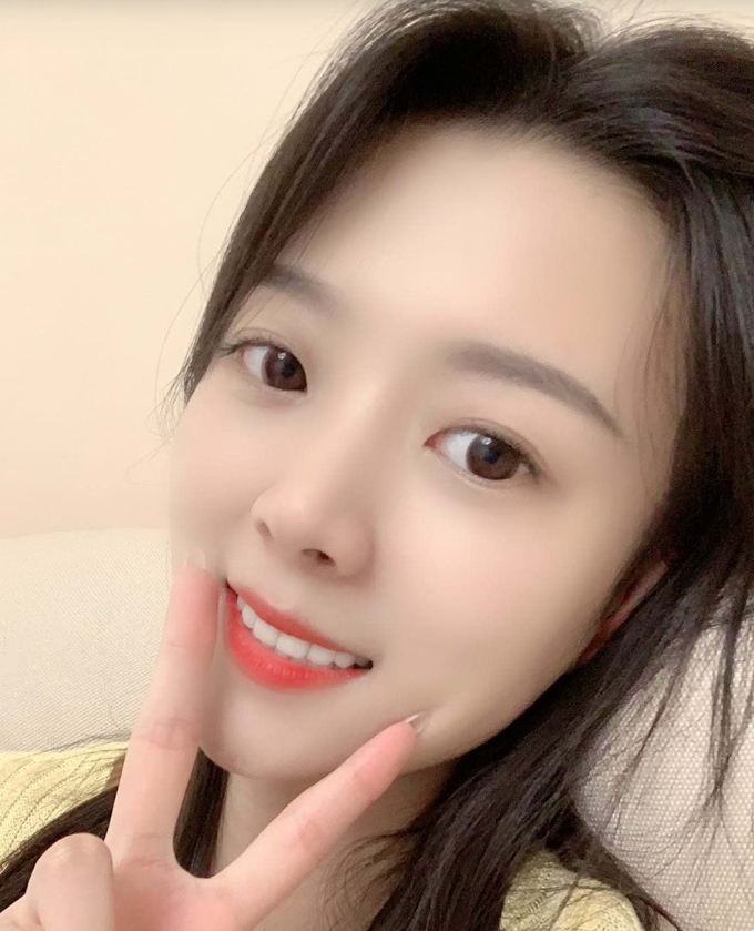 清纯迷人小姐姐刚下海，请小哥哥们多多指教