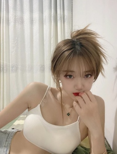 朝阳区19岁职高毕业小女生，不限次射她太疯狂啦！！！